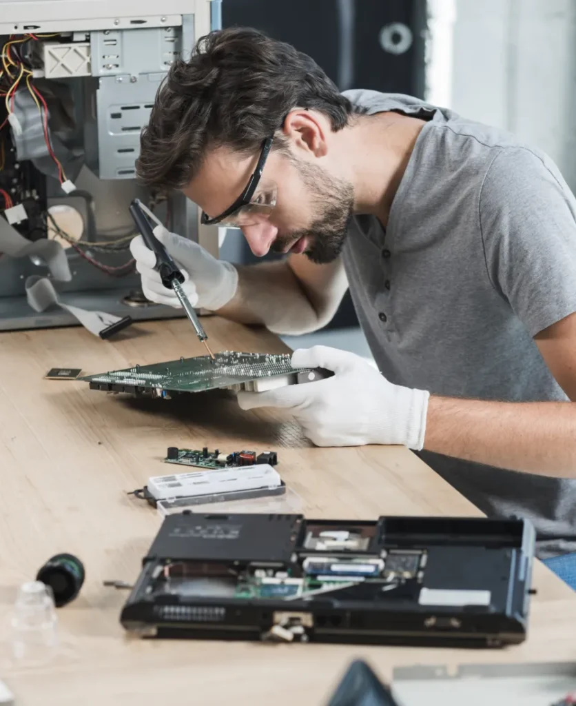 técnico reparando un equipo de cómputo