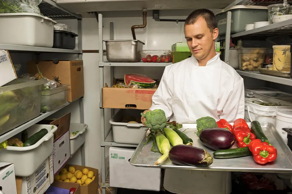 Chef haciendo inventario de sus productos