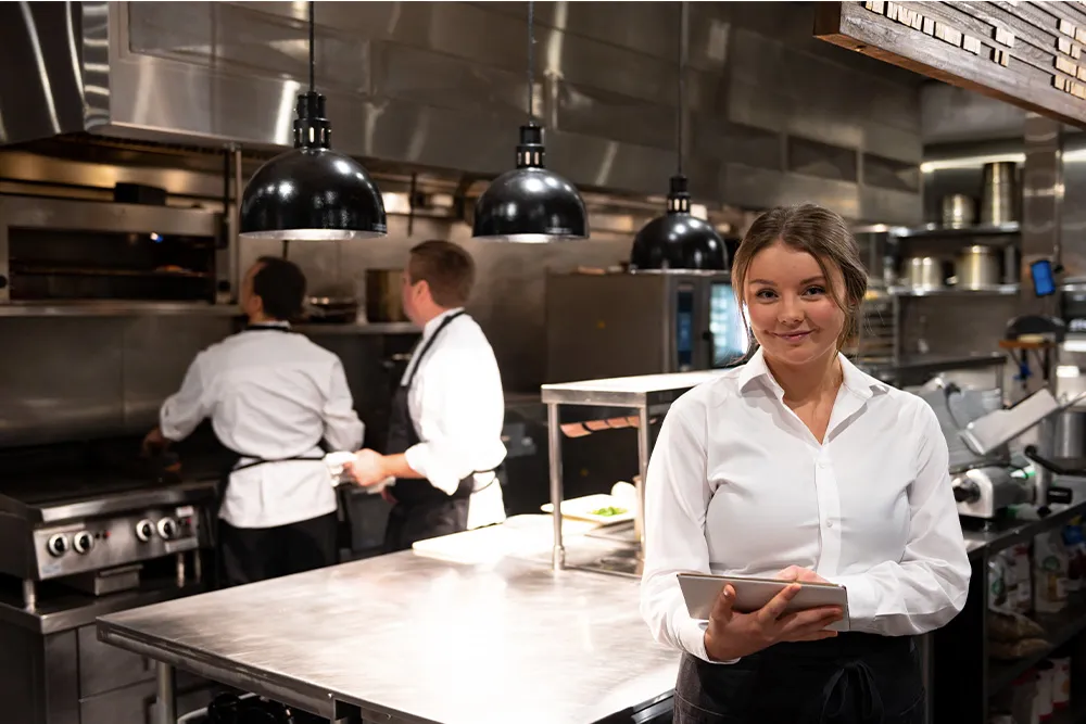 Chica restaurantera sonriendo